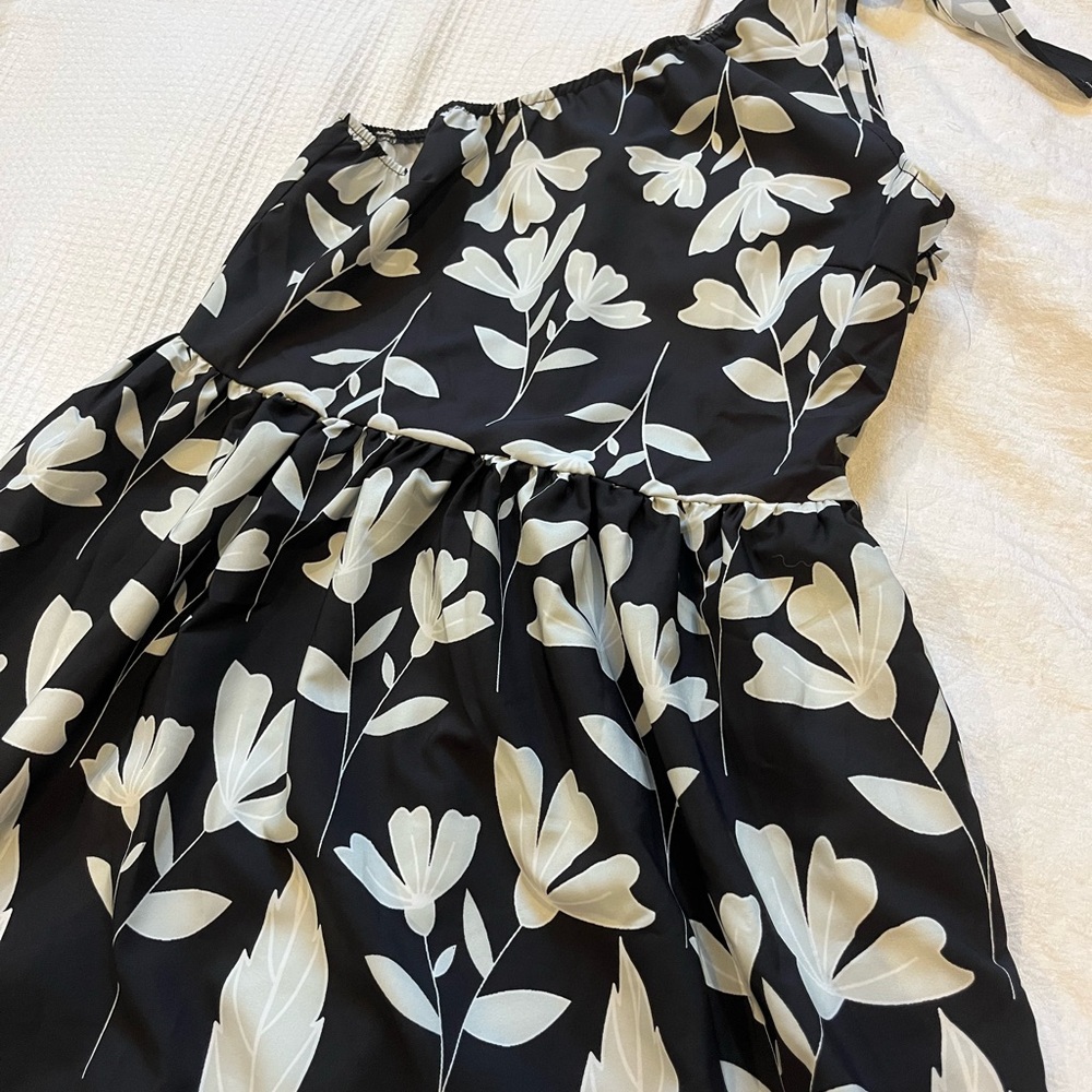 One shoulder floral dress. Fit flare.